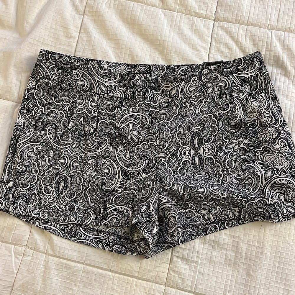 NWT Express Black and White Paisley Shorts Size 10